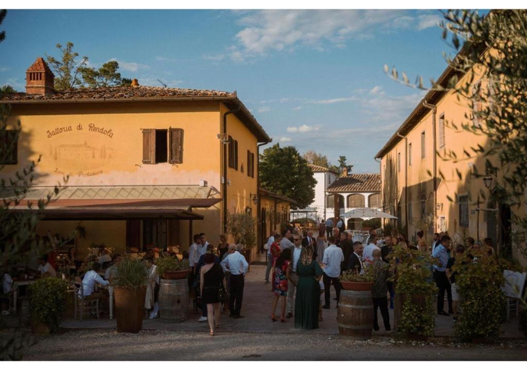 Eine Gruppe von Menschen, die eine Straße entlang gehen in der Unterkunft La Fattoria di Rendola in Montevarchi