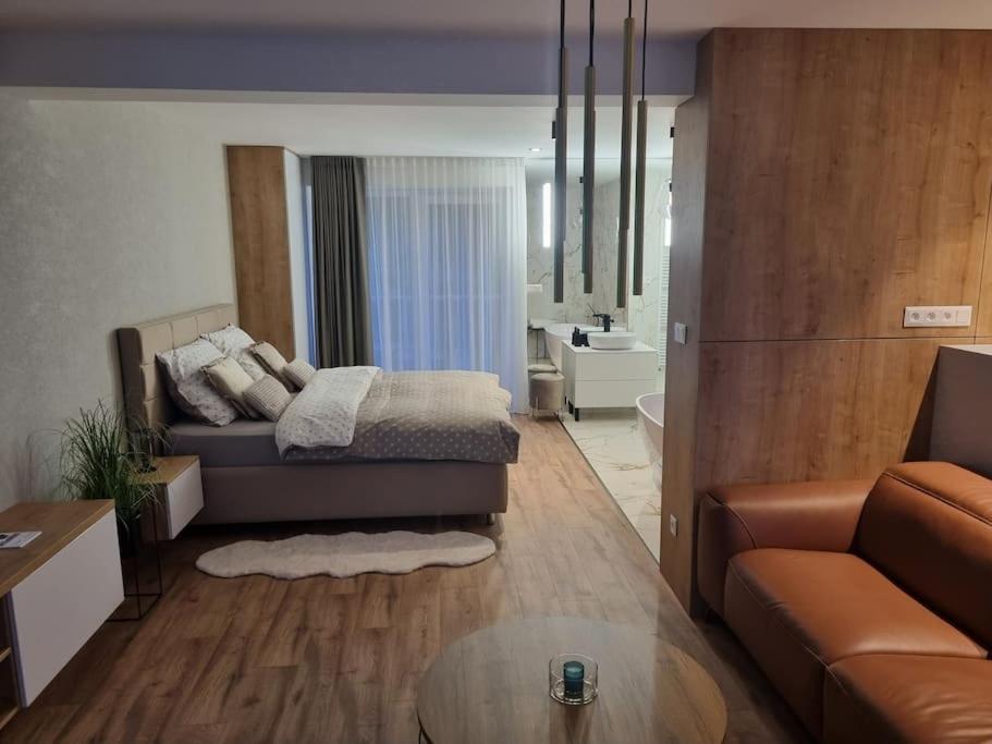 A seating area at Krásný apartman s vybavením a bezplatným parkovanim