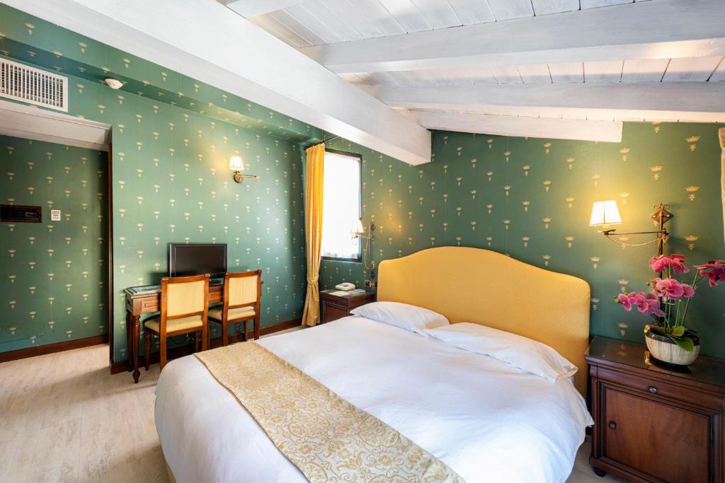 Een bed of bedden in een kamer bij Hotel Du Lac Menaggio