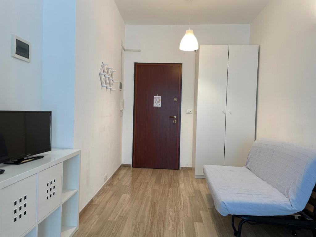 Televízia a/alebo spoločenská miestnosť v ubytovaní Appartamenti con giardino e posto auto per famiglie