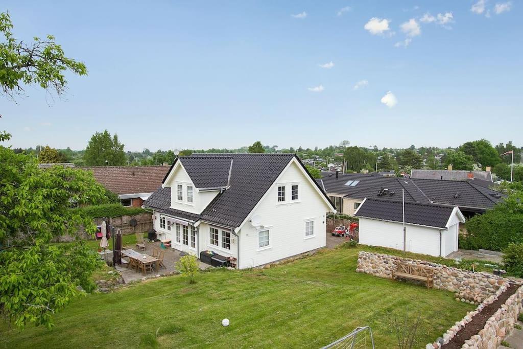 - une vue aérienne sur une maison blanche avec une cour dans l'établissement Stort familie hus (156 m2) tæt på natur og storby, à Herlev