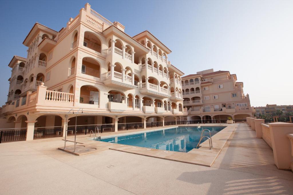 Bazén v ubytovaní Almerimar Porto Fino - Appartement de luxe, vue mer alebo v jeho blízkosti