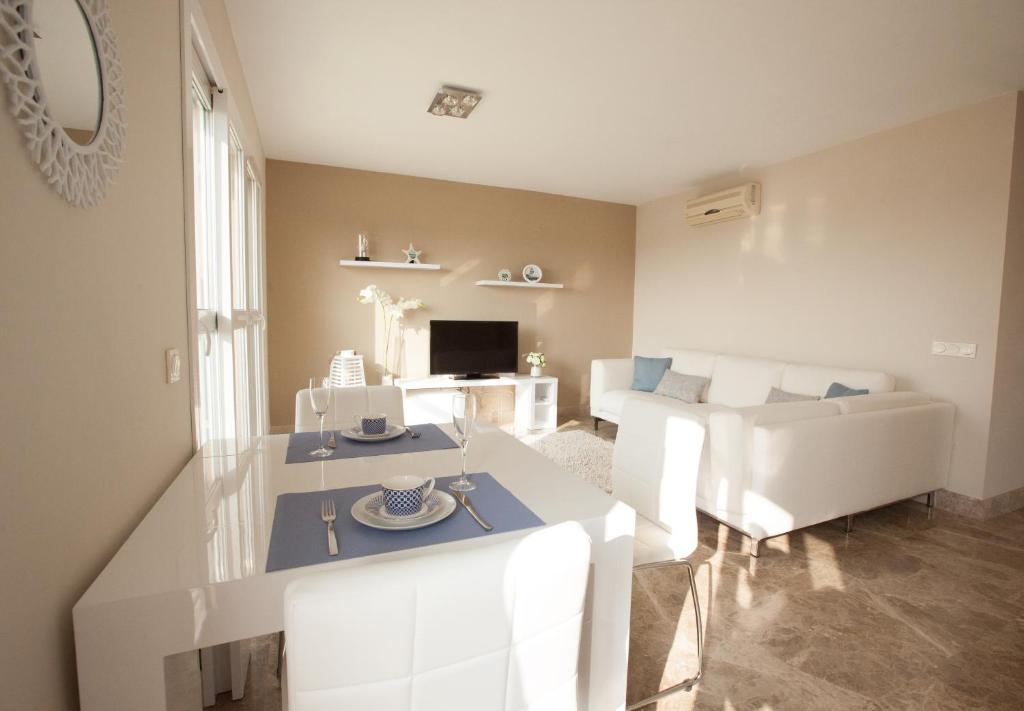 Televízia a/alebo spoločenská miestnosť v ubytovaní Almerimar Porto Fino - Appartement de luxe, vue mer