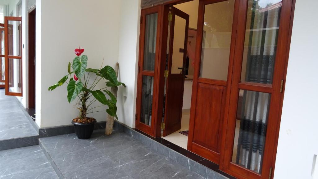 een hal met deuren en een potplant bij Hotel Meer in Ambalangoda