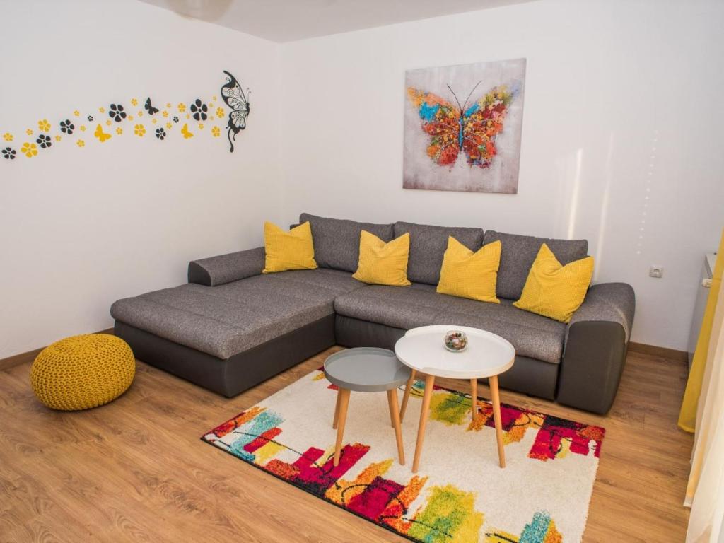 uma sala de estar com um sofá e uma mesa em Apartment Ivona Tribalj em Tribalj