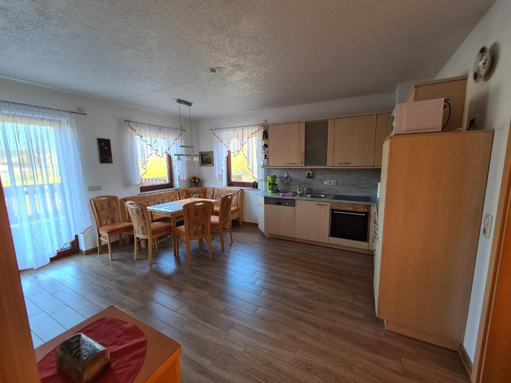 a kitchen and dining room with a table and chairs at Ferienwohnung Weber in Neustadt in Sachsen