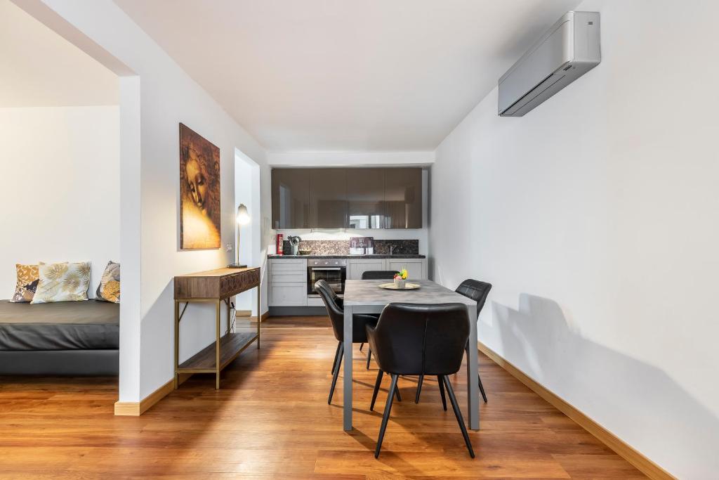 małą kuchnię i jadalnię ze stołem i krzesłami w obiekcie Vasari Apartment we Florencji