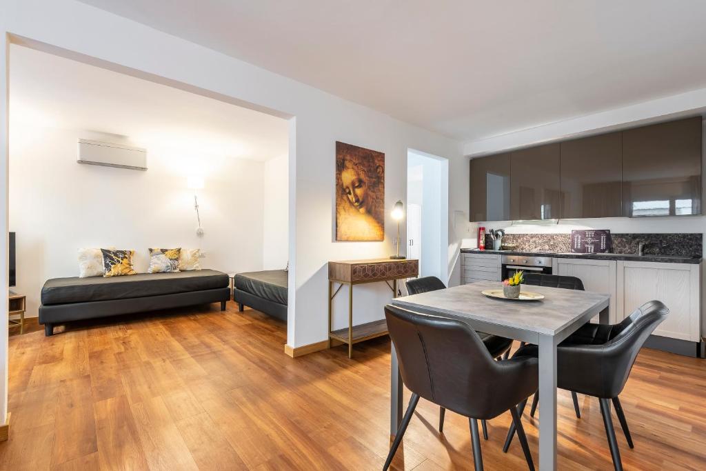 kuchnia i salon ze stołem i krzesłami w obiekcie Vasari Apartment we Florencji