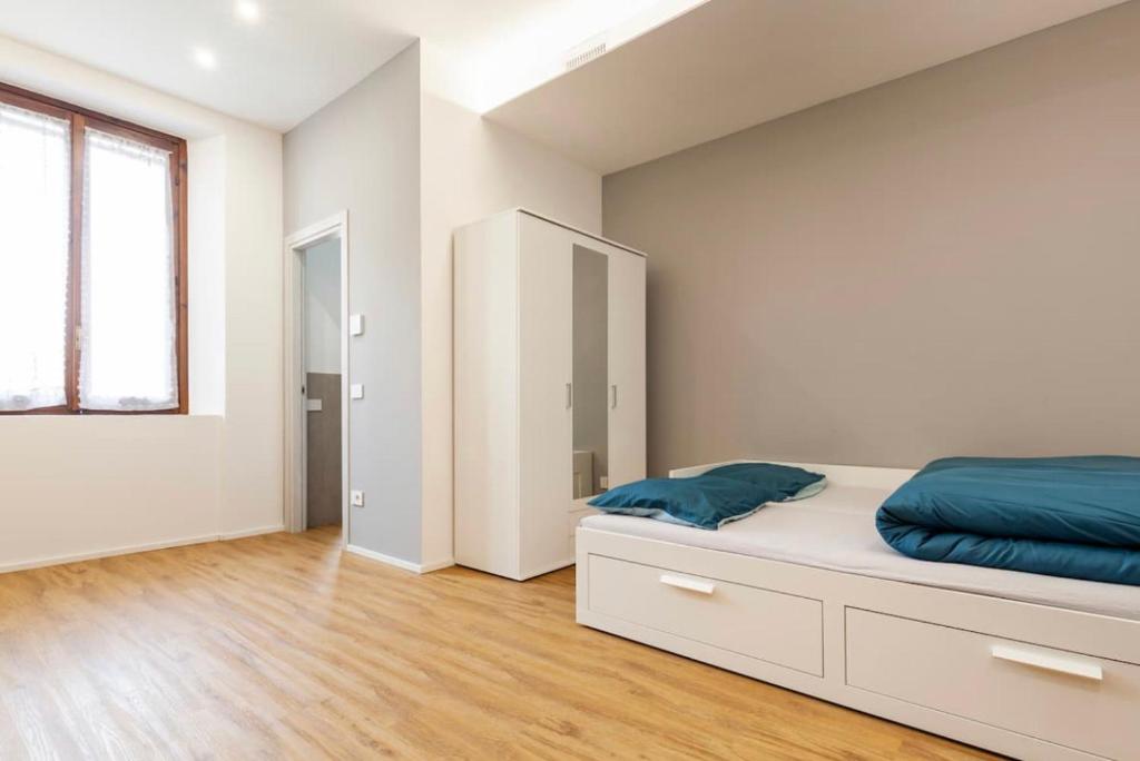 - une chambre avec un lit et un grand miroir dans l'établissement Monolocale open space, à Legnano