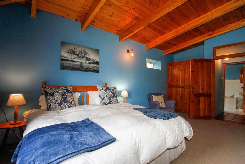 Postel nebo postele na pokoji v ubytování Spion Kop Lodge