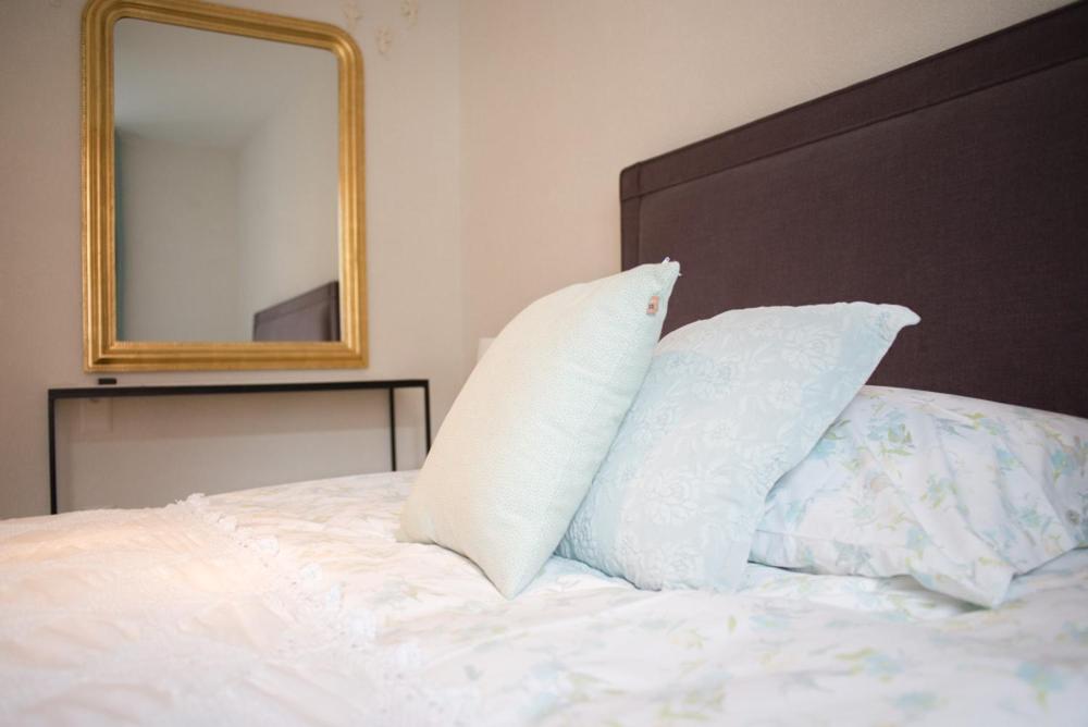 Postel nebo postele na pokoji v ubytování Hôtel de la Béroche