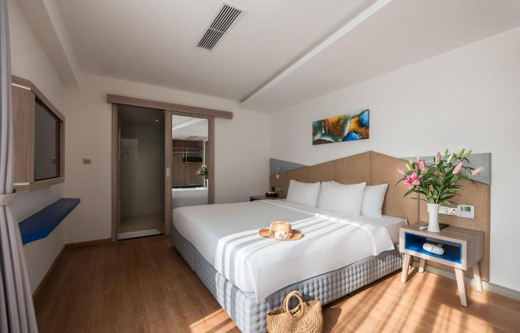 ein Hotelzimmer mit einem Bett mit einer Schüssel darauf in der Unterkunft Le's Cham Hotel in Nha Trang