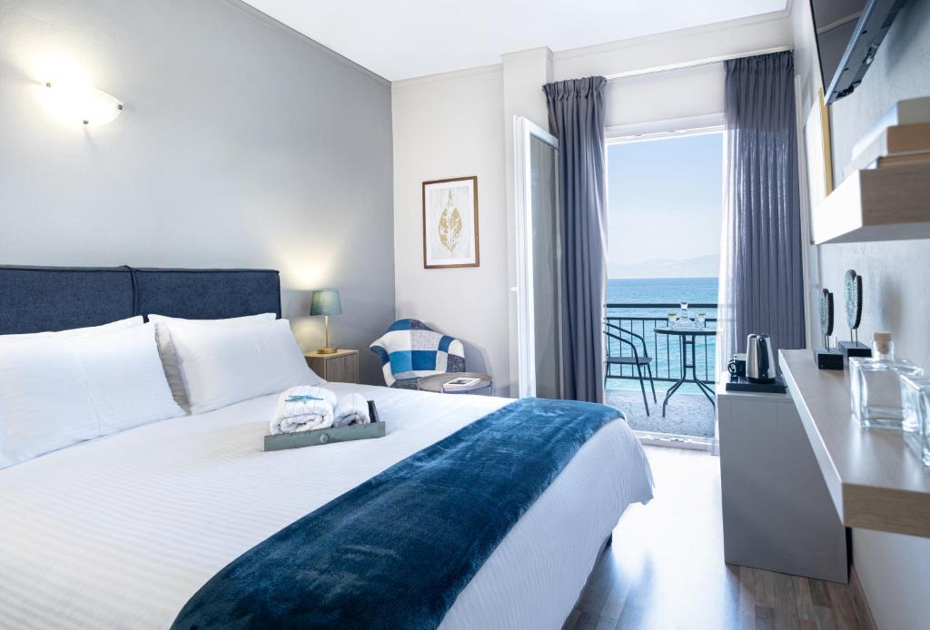 - une chambre avec un lit et une vue sur l'océan dans l'établissement RIVIERA HOTEL, à Xylokastro