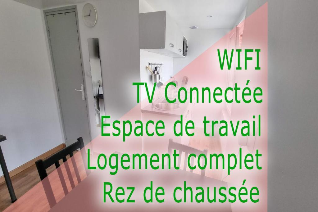 a bathroom with a sign that reads wir tv connectcuecuecueagencyagency at Studio - rez-de-chaussée - wifi - télévision in Avesnes-sur-Helpe