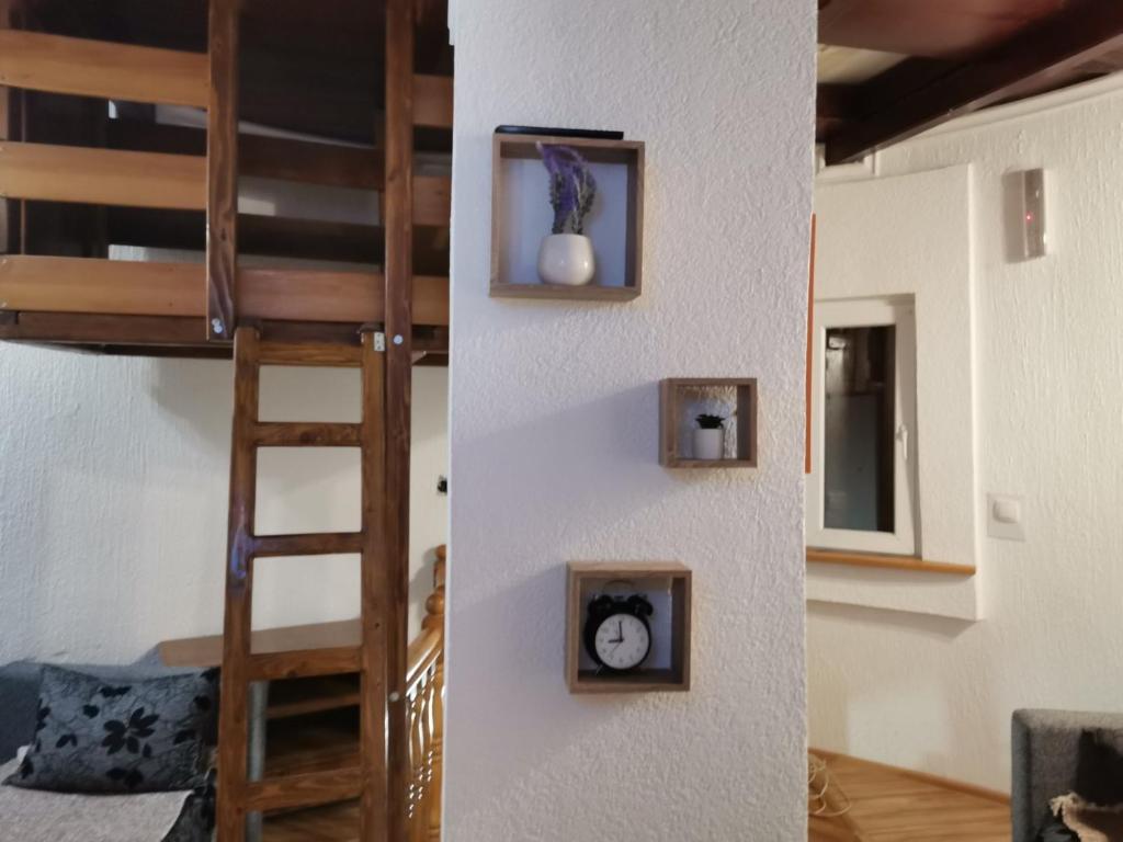 Habitación con escalera y litera en Kuća za odmor na Tisi - Vila Vetrenjača en Čurug