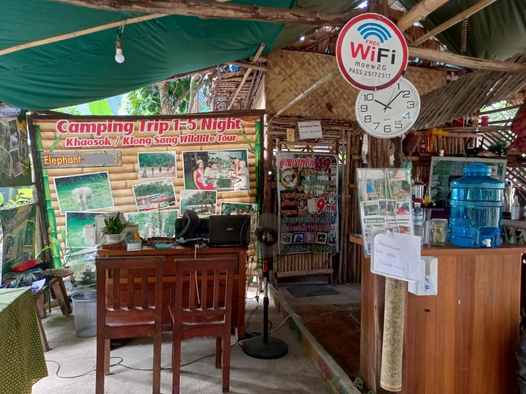 Certifikát, hodnocení, plakát nebo jiný dokument vystavený v ubytování Wassana Camp & Khai jungle experience