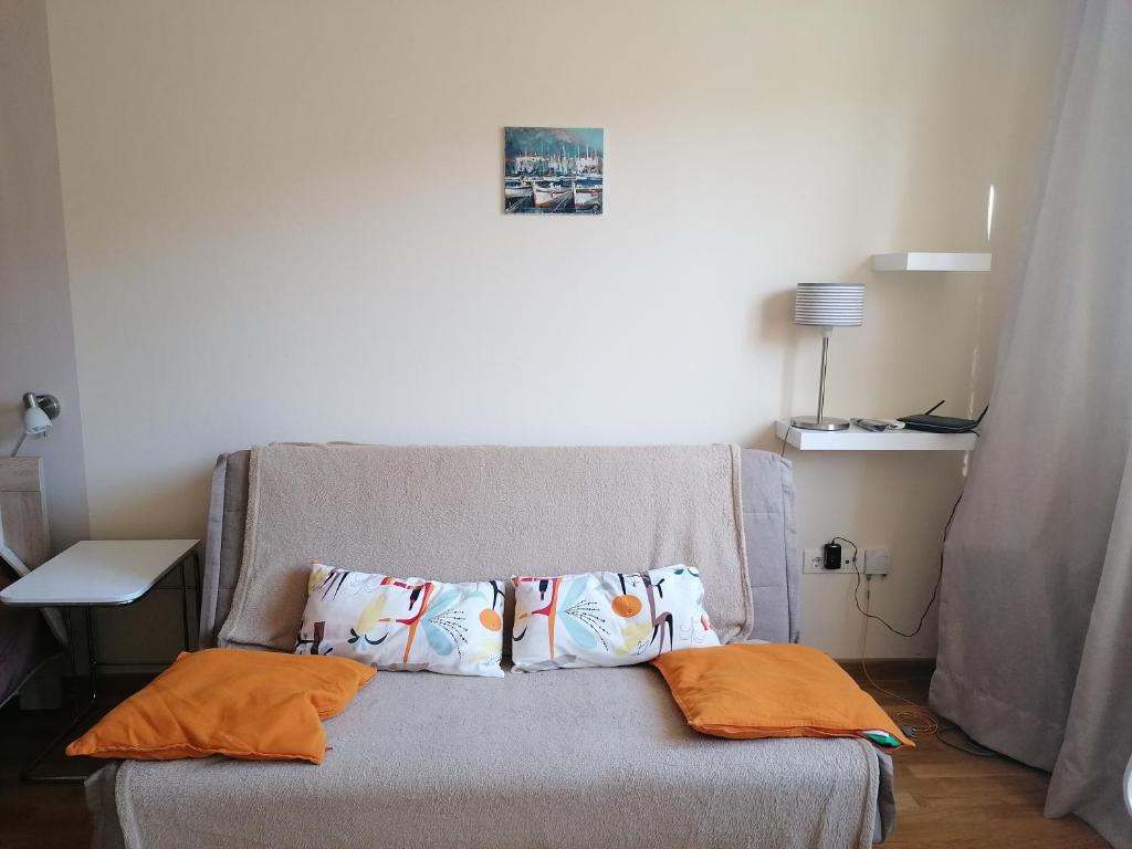 een bed met twee kussens in een kamer bij Natalija Twister Apartment in Budva