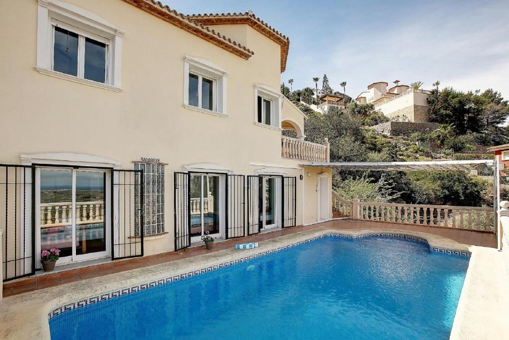 The swimming pool at or close to Amanda: 4 bedroom villa with stunning views