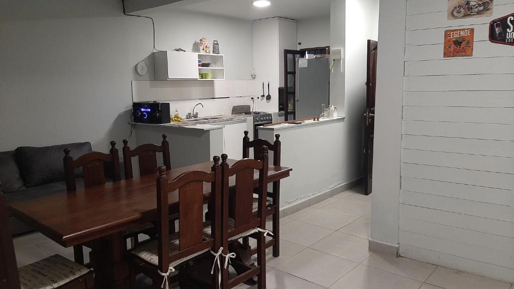 een keuken en eetkamer met een tafel en stoelen bij Casa MX26 - Los Alisos in San Salvador de Jujuy