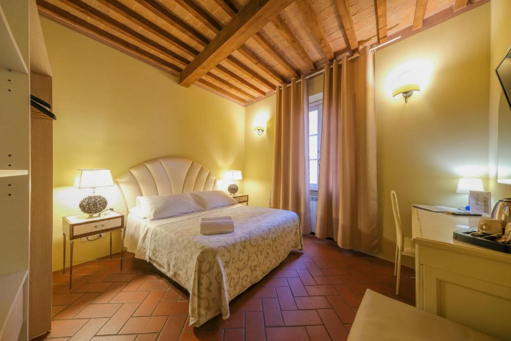 1 dormitorio con cama y ventana en San Tommaso en Pisa