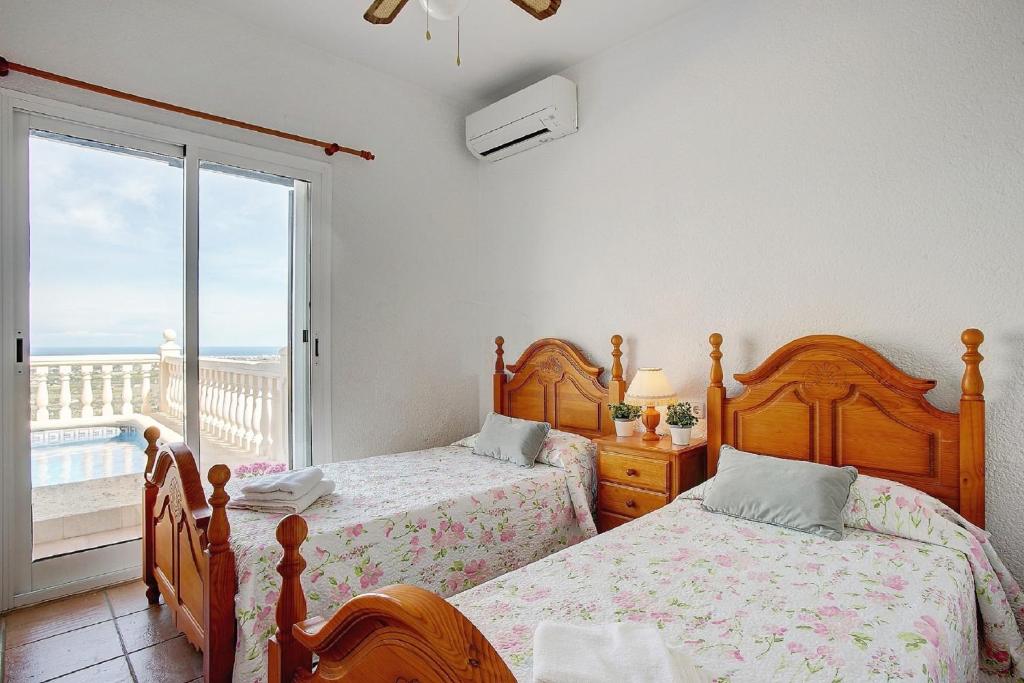 A bed or beds in a room at Amanda: 4 bedroom villa with stunning views