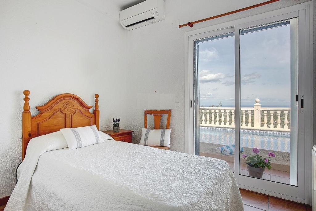 A bed or beds in a room at Amanda: 4 bedroom villa with stunning views
