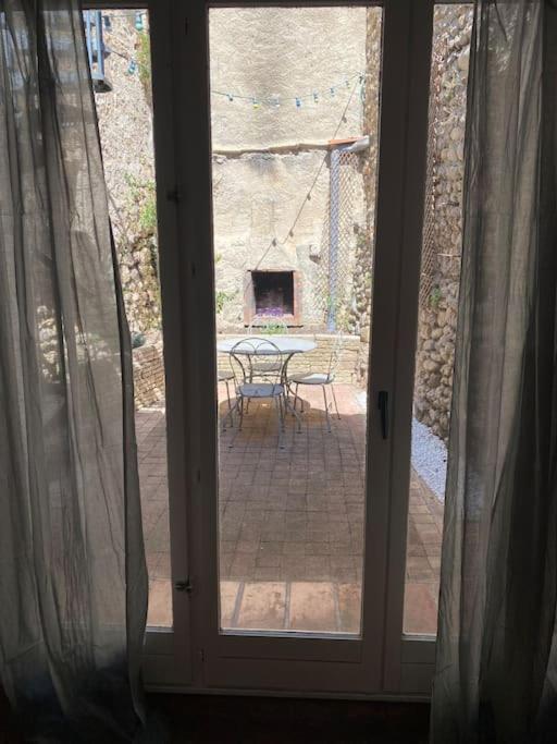 Patio alebo iná vonkajšia časť ubytovania Maison de charme dans village provençal