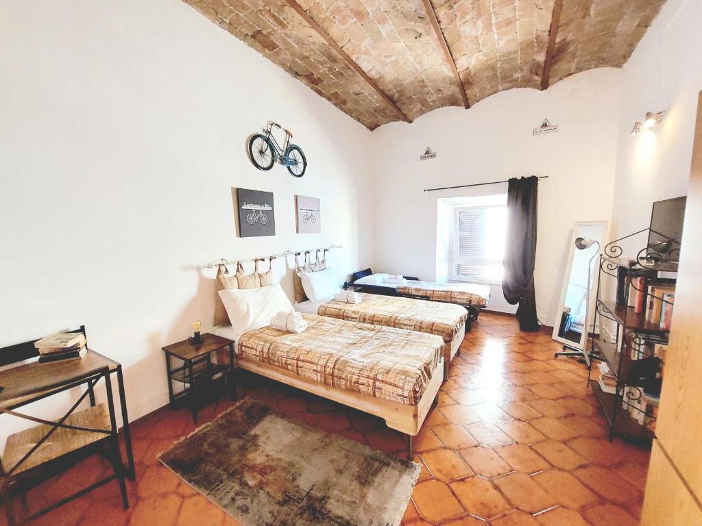 a living room with a couch and a table at Trastevere In Bike - Con Wi-Fi e AC in Rome