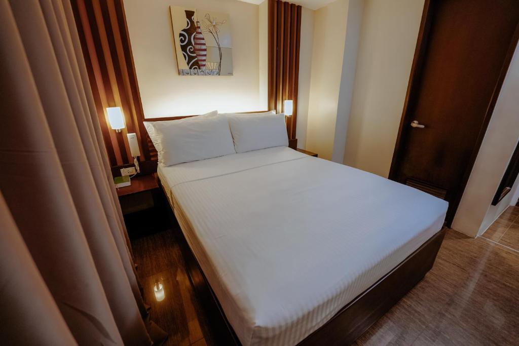 Postel nebo postele na pokoji v ubytování Emerald Boutique Hotel