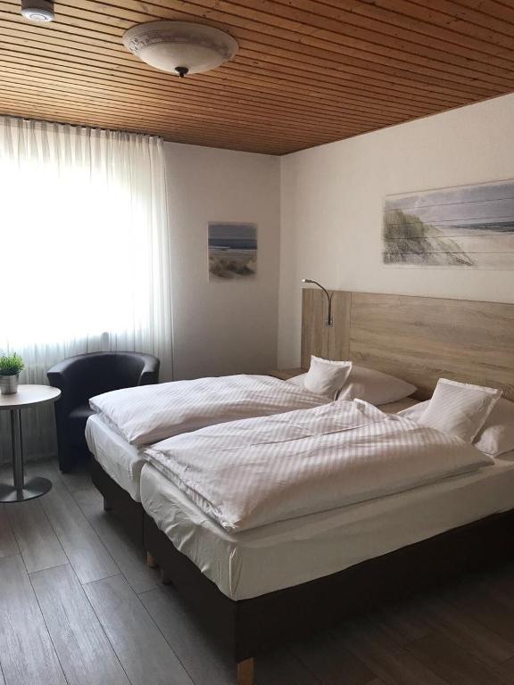 Un dormitorio con una cama grande y una ventana en Hotel zum Jägerhof en Colonia