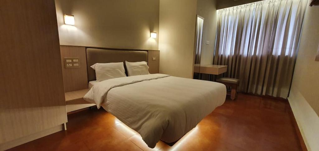 מיטה או מיטות בחדר ב-The Nisha Continental
