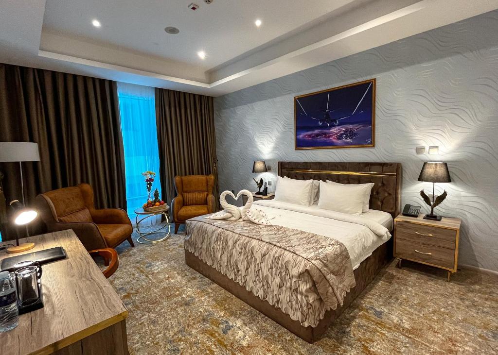 Pokój hotelowy z łóżkiem i krzesłem w obiekcie Al Mansour Plaza Hotel Doha w mieście Doha