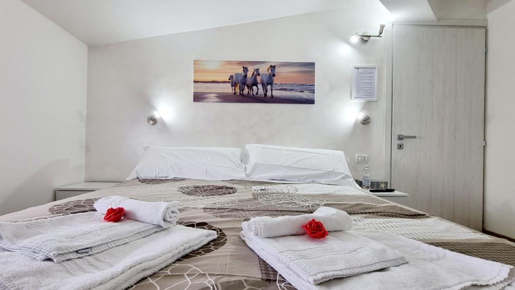 una camera da letto con un letto e asciugamani di Guest Holiday Mandra 12 e 13 a Reggio Emilia