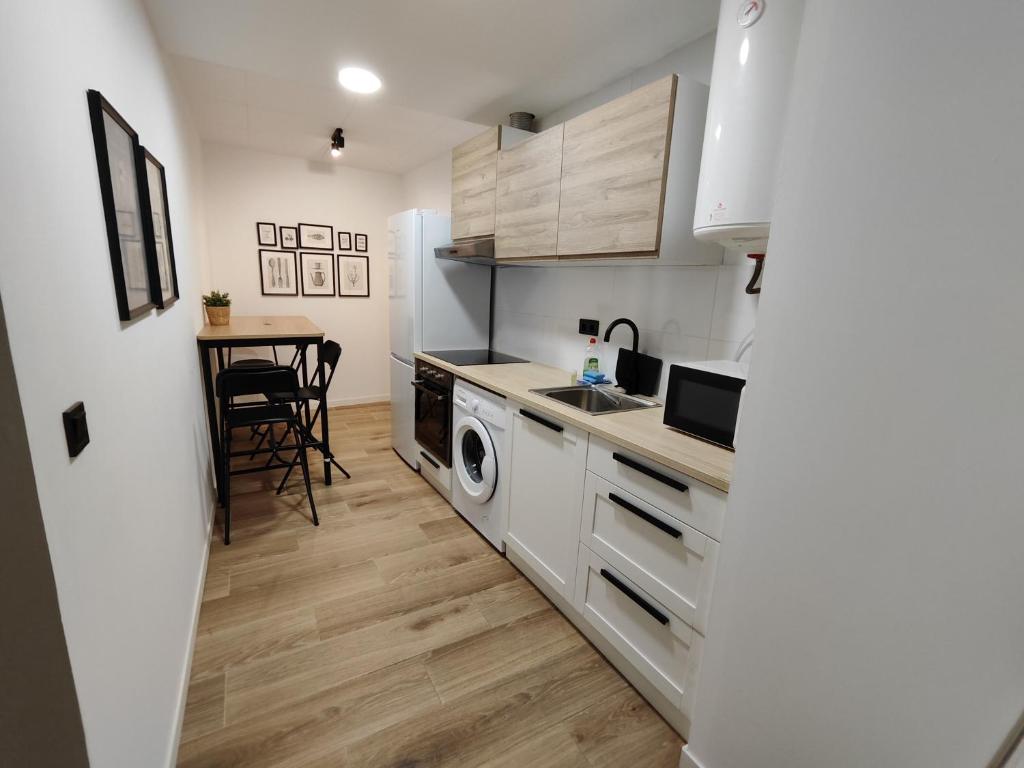 Kuchyň nebo kuchyňský kout v ubytování BOUTIQUE Apartment AVE Centro Lleida