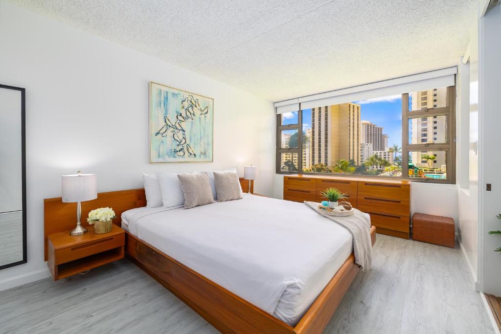 Steps to Waikiki Beach, Stylish 1BR with Parking!_1