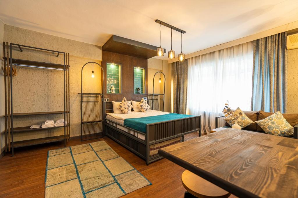 1 dormitorio grande con 1 cama y 1 sofá en Cube Suites, en Estambul