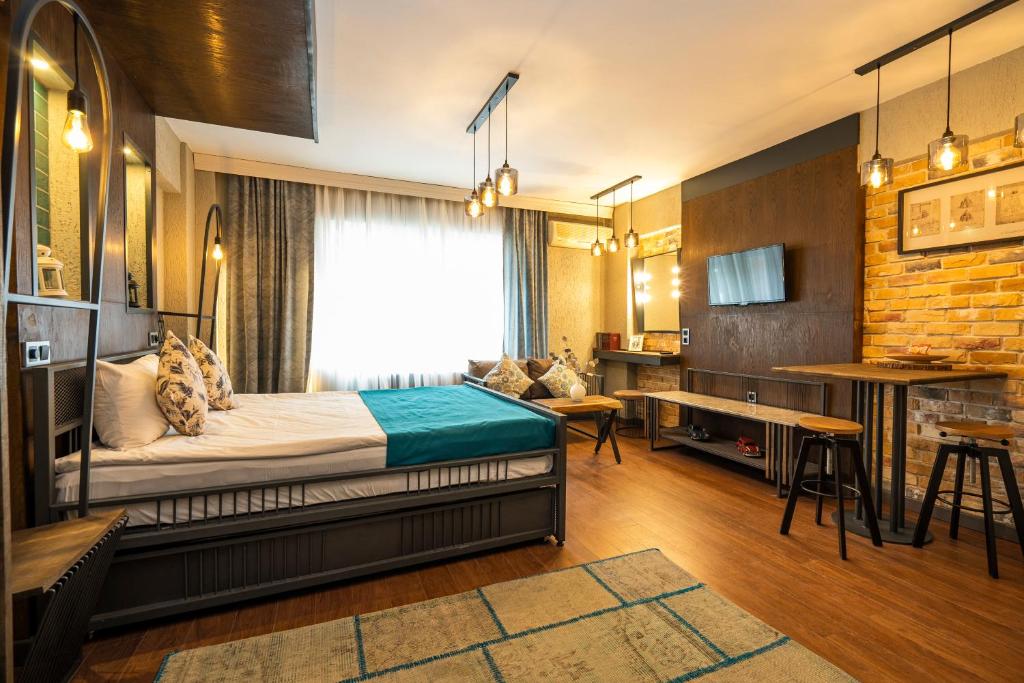 イスタンブールにあるCube Suitesのベッドとリビングルームが備わるホテルルームです。