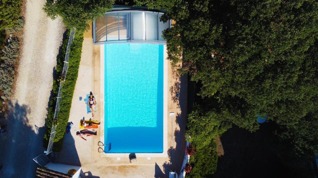 an overhead view of a swimming pool next to a beach at GITES de Plos Appart CHALET PISCINE SPA in Anduze