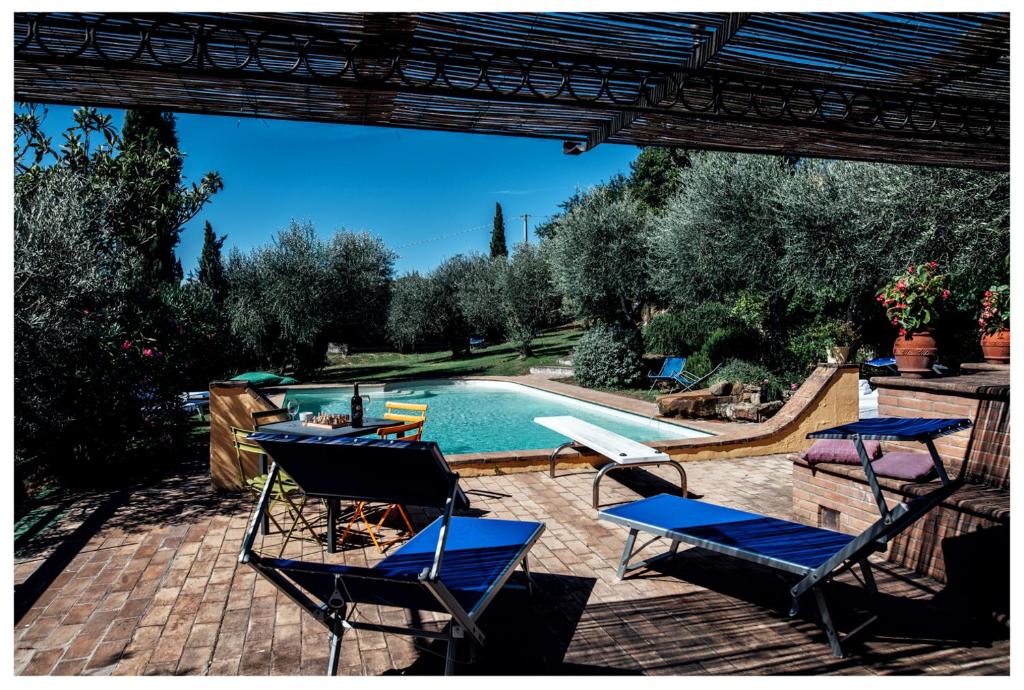- un groupe de chaises et une piscine dans l'établissement La Poventa, à Cortone