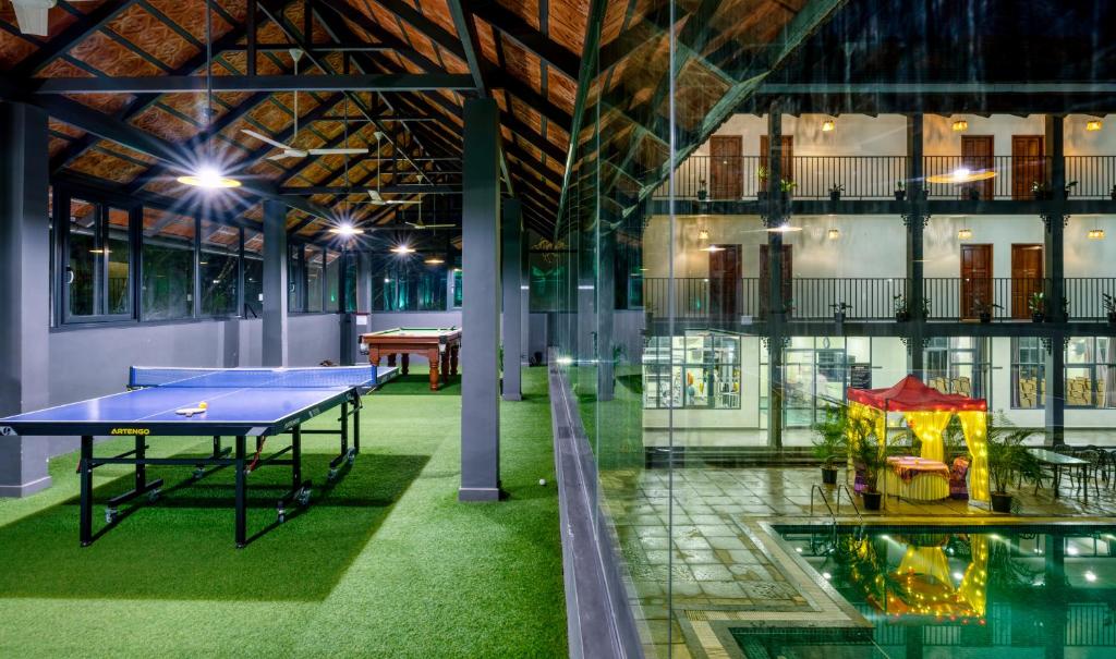 Stolní tenis v ubytování Fern Tree Resort nebo okolí