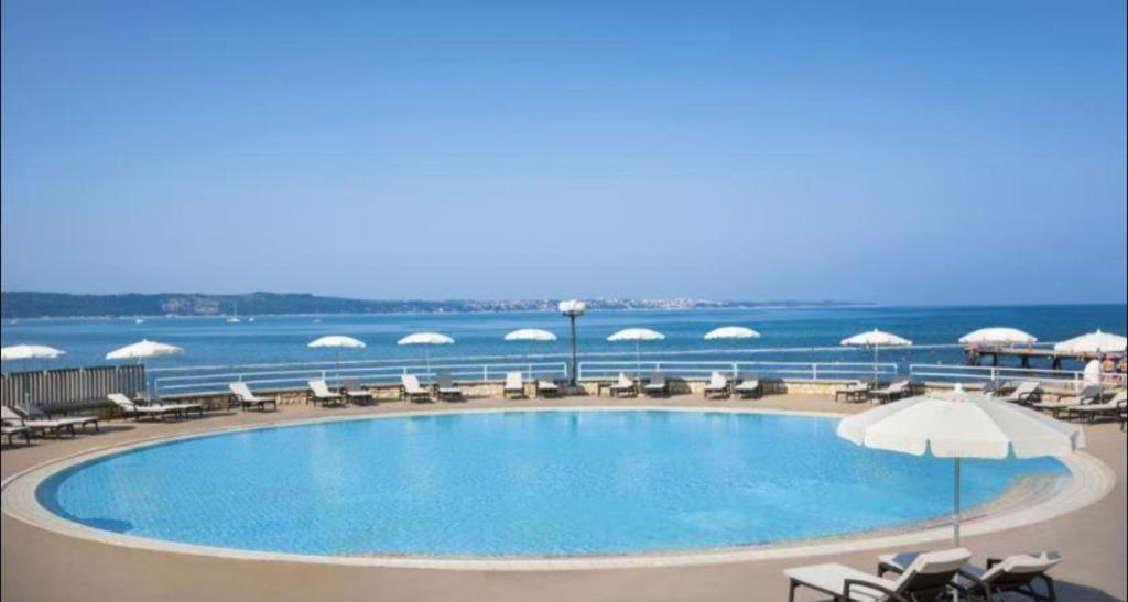 Bazén v ubytování Stella blue Floating House Portorož nebo v jeho okolí