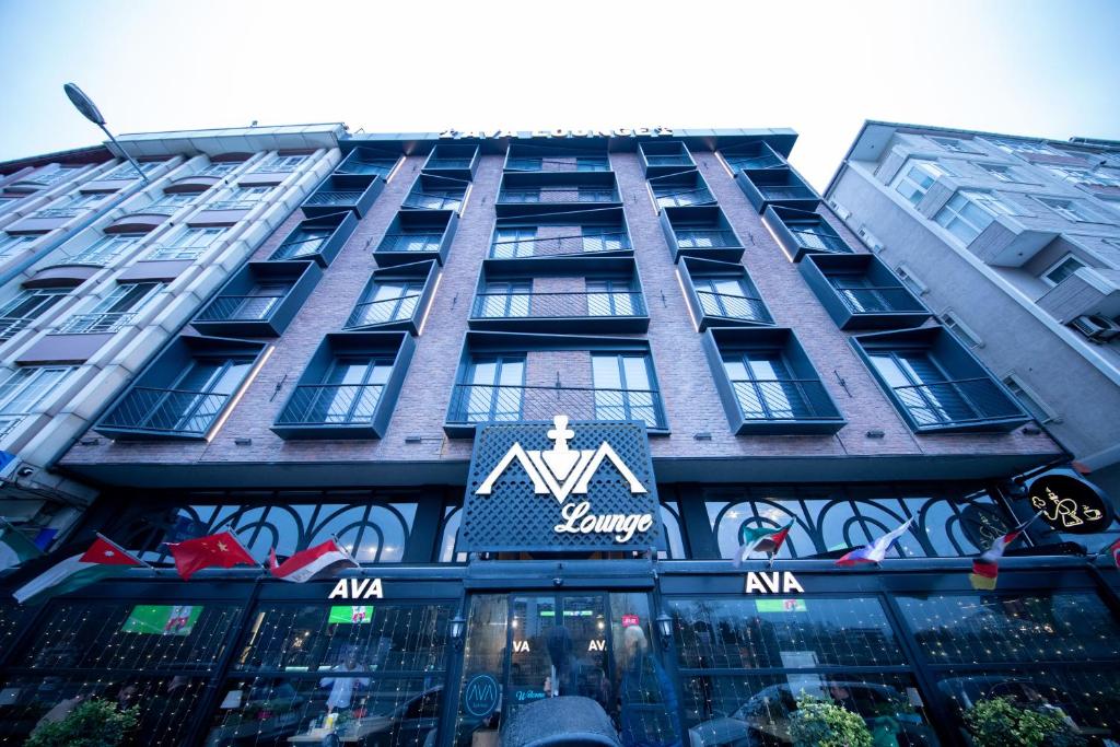 un edificio con un cartel en la parte delantera en Ava Boutique en Estambul