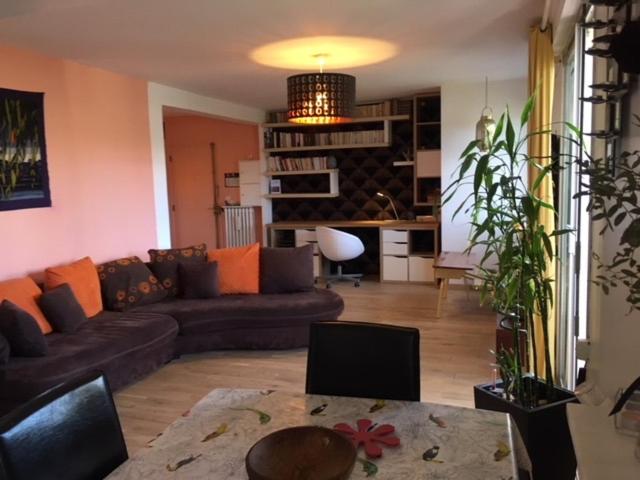uma sala de estar com um sofá e uma mesa em Chez Karine et Vagner em Montpellier
