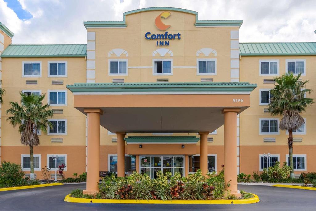 eine Darstellung der Vorderseite eines Hotels in der Unterkunft Comfort Inn Kissimmee-Lake Buena Vista South in Kissimmee