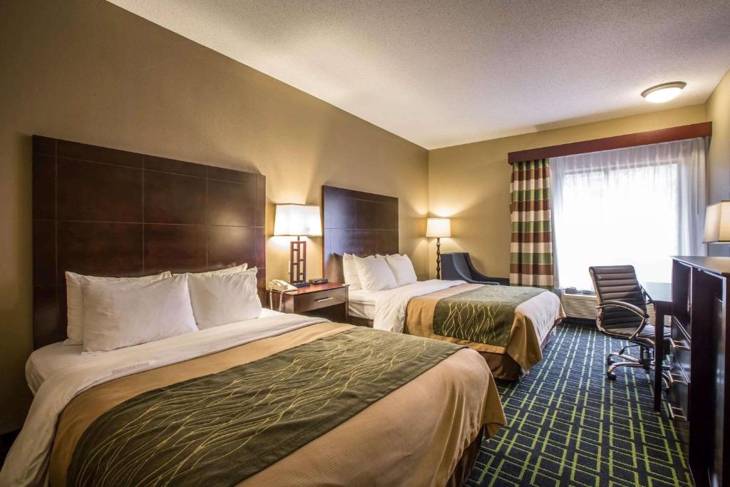 um quarto de hotel com duas camas e uma janela em Quality Inn em Franklin