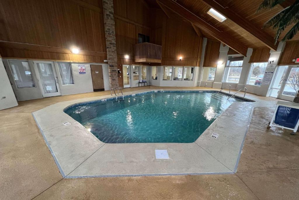 una gran piscina en un gran edificio en Days Inn by Wyndham Batavia Ohio, en Batavia