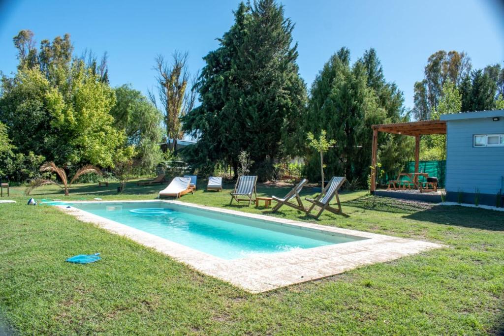 una piscina en medio de un patio en Entre Las Sierras Cabañas en Villa Giardino