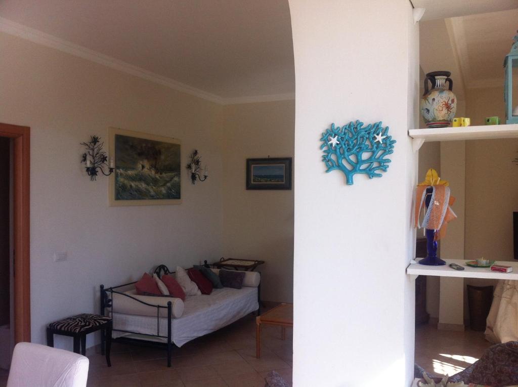 sala de estar con sofá y mesa en Villino dei Coralli en Lido di Ostia