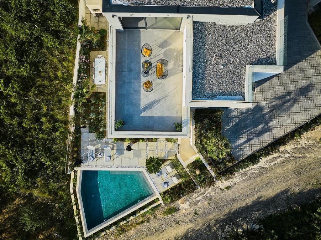 uma vista superior de uma piscina ao lado de uma casa em Villa 6 em Podstrana