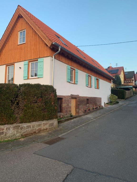 une maison blanche avec un toit orange dans une rue dans l'établissement Ferienhaus Feni, à Neckargemünd